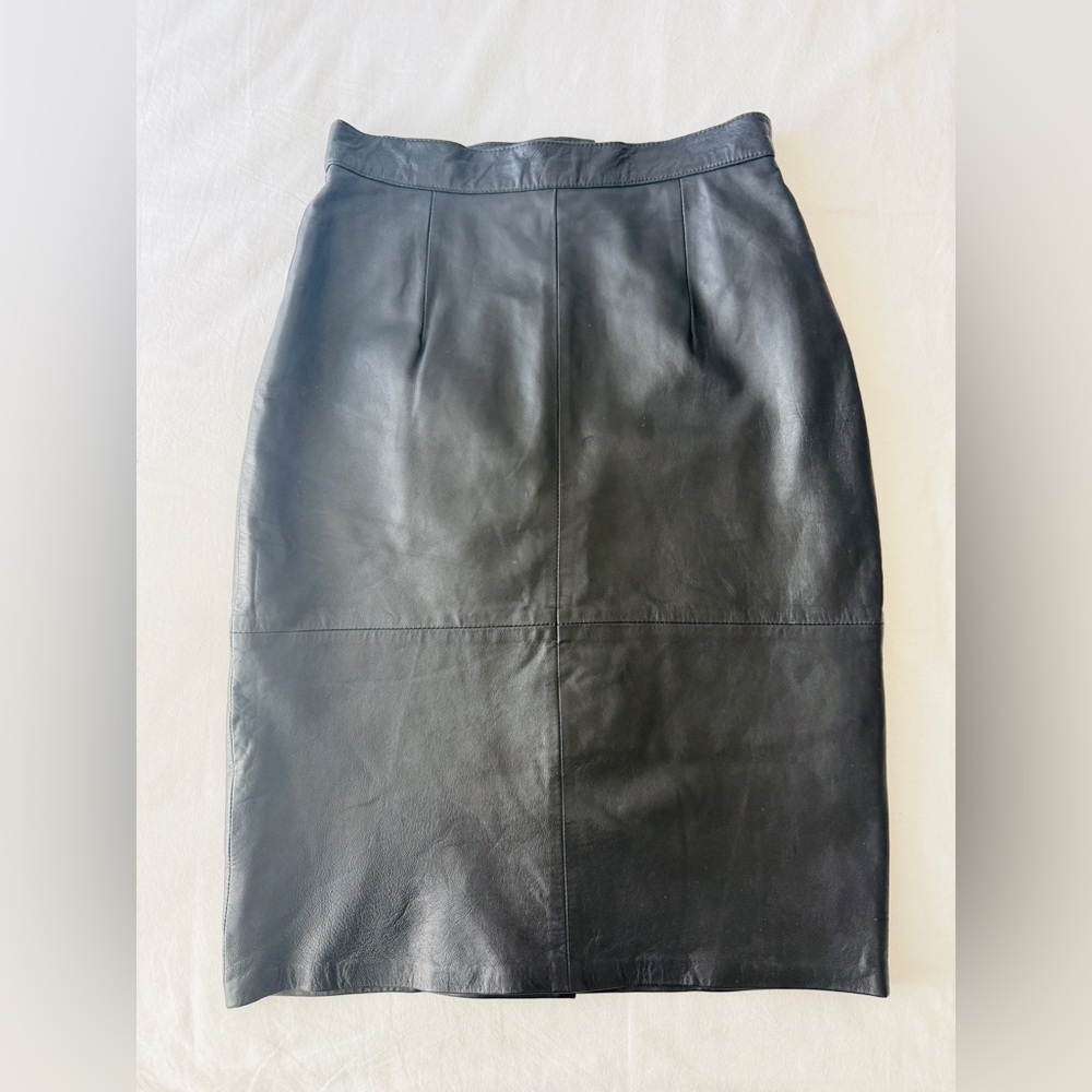 Minimalist Chic Classic Black Leather Pencil Skirt - Picture 2 of 6